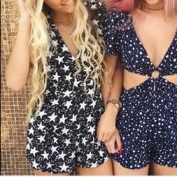 ♣️ 3/$20 RUMOR star deep v-neck romper - Picture 1 of 10